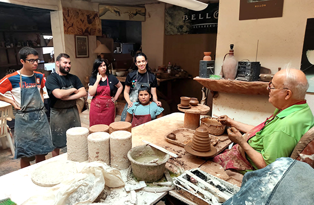 La visita a una alfarera, una de las actividades de las primeras jornadas del Programa de Ocio inclusivo de DGenes 